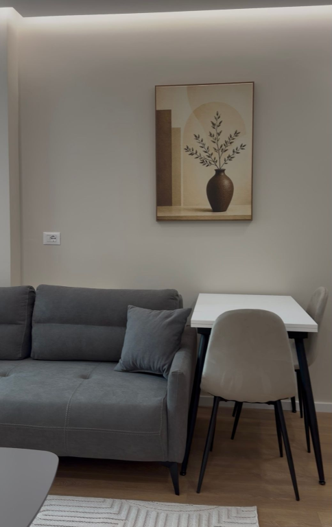 Shitet apartament 1+1 në Komunën e Parisit.