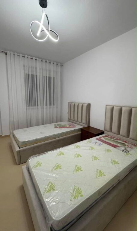 Apartament 2+1 per qera ish parku i Autobusave !