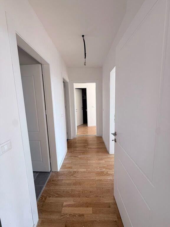 ZYRE ME QIRA 127 M2 LAKE VIEW RESIDENCE 1.700 EURO