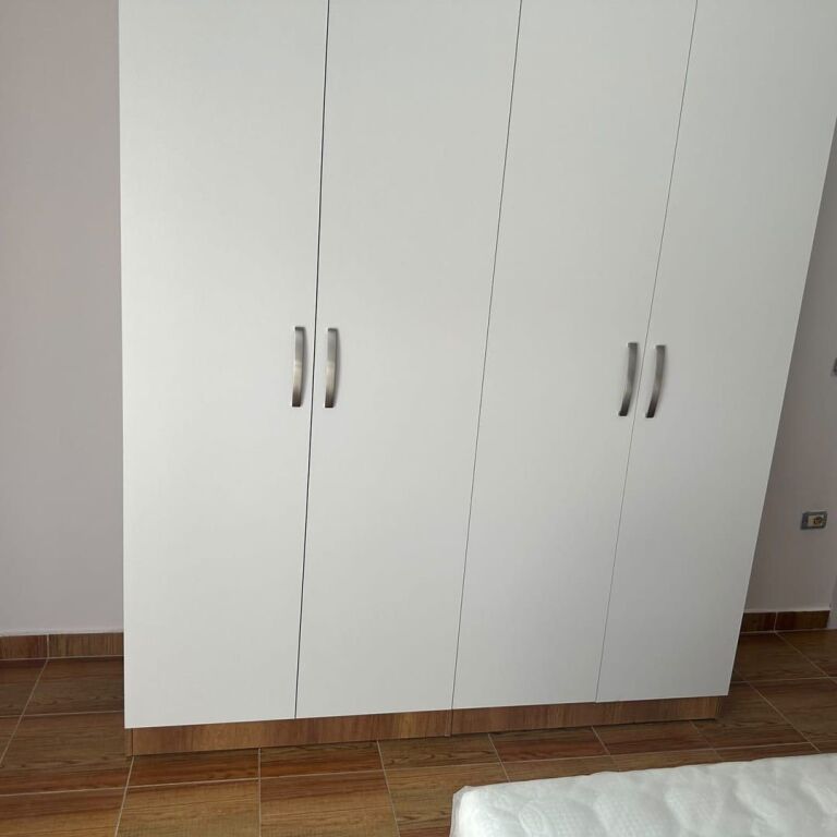 Apartament 3+1 i mobiluar me qira te Rruga Selman Riza, me verandë