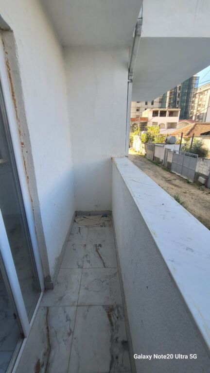 Kavaje, SHITET APARTAMENT 1+1 pallat ri me ashensor