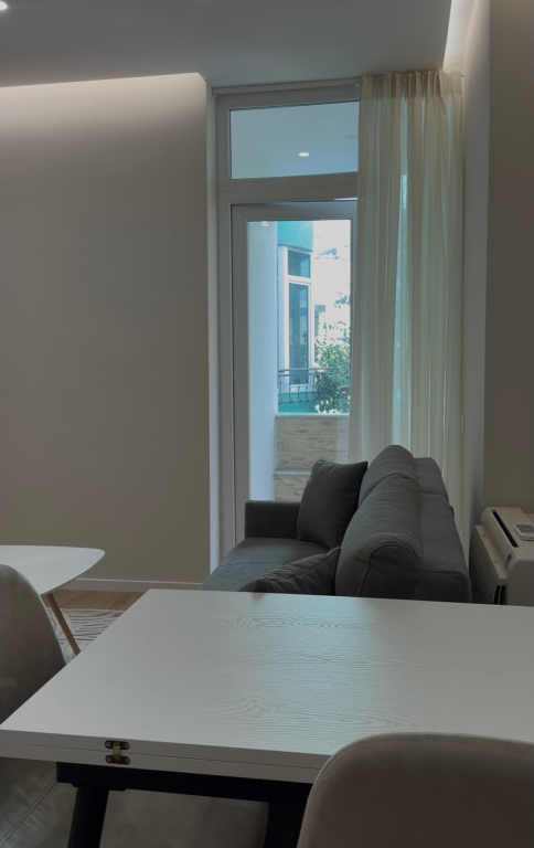 Shitet apartament 1+1 në Komunën e Parisit.
