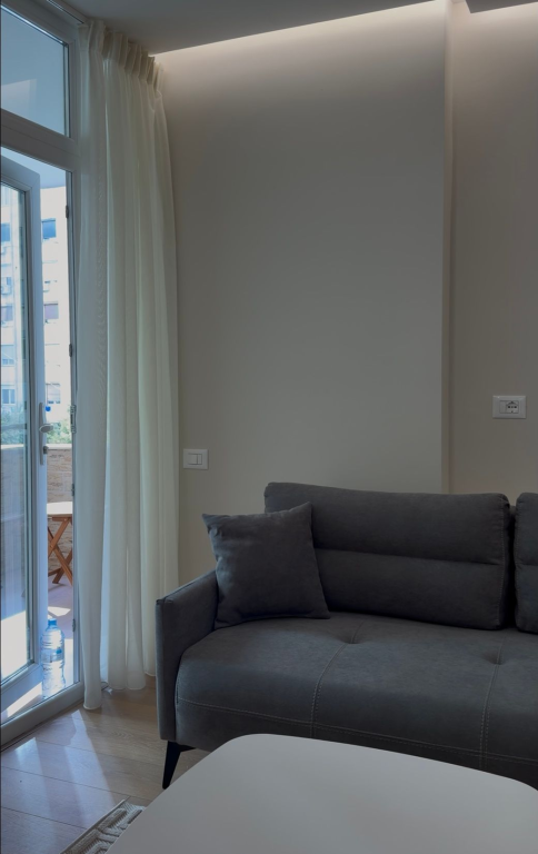 Shitet apartament 1+1 në Komunën e Parisit.
