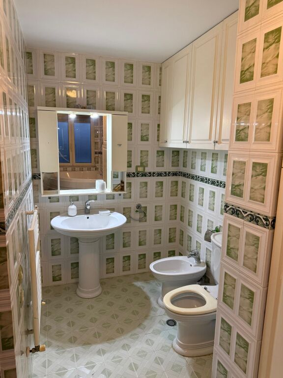 JEPET ME QIRA APARTAMENT 2+1+2 PRANË AIR ALBANIA