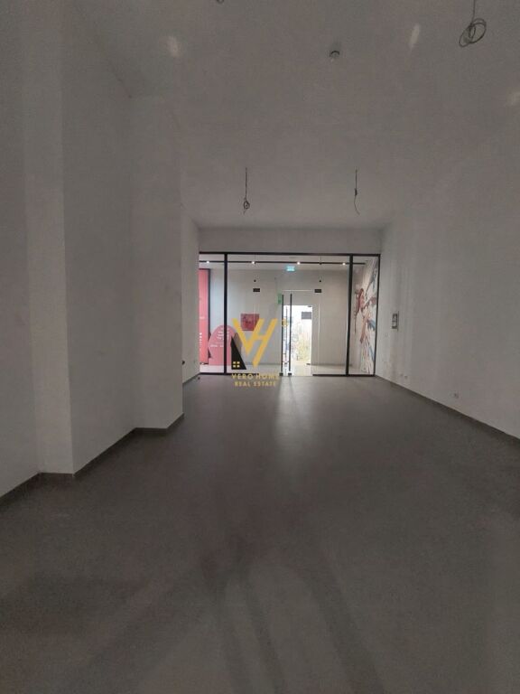 SHOP 42 M2 FOR RENT AT GARDEN BUILDING 100,000 LEKE
