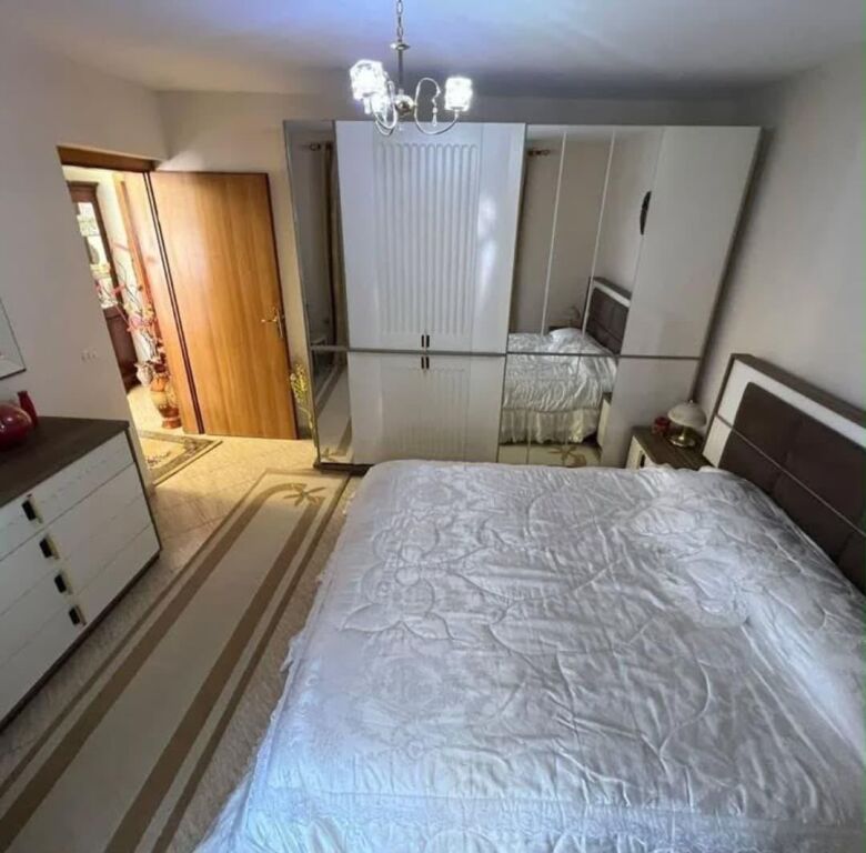 Apartament 2+1 me qira te Xhamlliku, pranë Sheshit Shtraus – 550 €