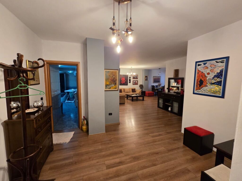 Apartament 1+1 me 2 Tualete me Qira – Te Brryli (Buzë Rrugës Kryesore) !