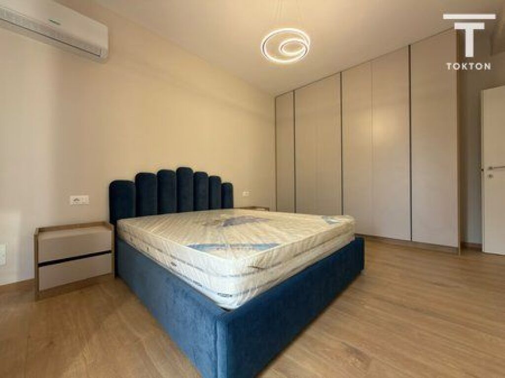 IN VENDITA, APPARTAMENTO 2+1+2 CON VERANDA + 2 POSTI AUTO, BRRYLI, TIRANA