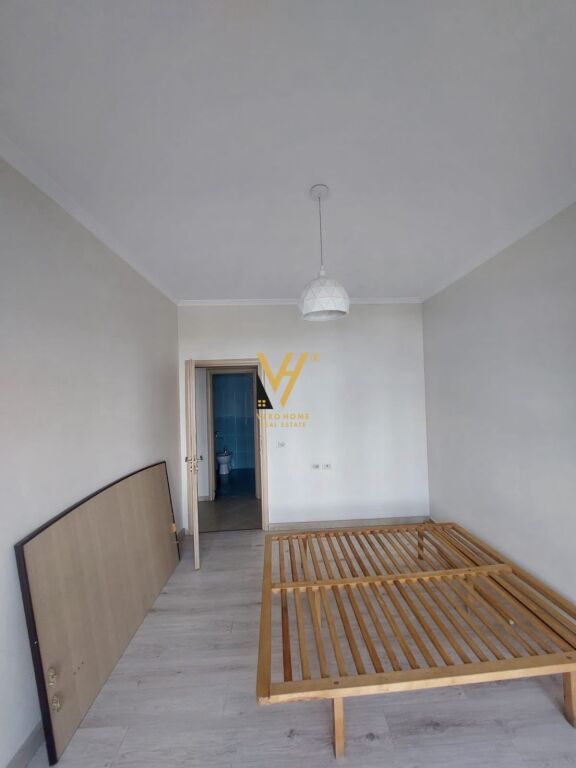 JEPET APARTAMENT 3+1+2+BLK ME QERA TE KOMUNA E PARISIT 100.000 LEKE