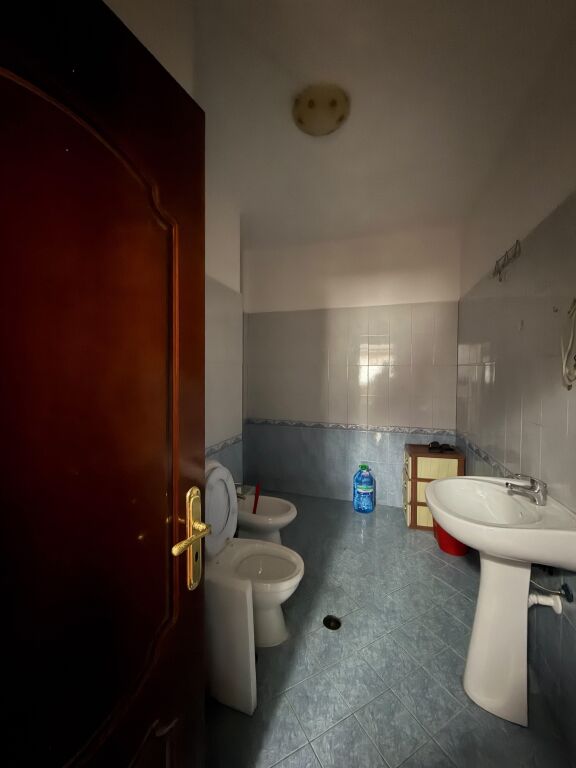Rruga e Dibres jepet me qera apartament 2+1+2 i mobiluar 42,000 Leke