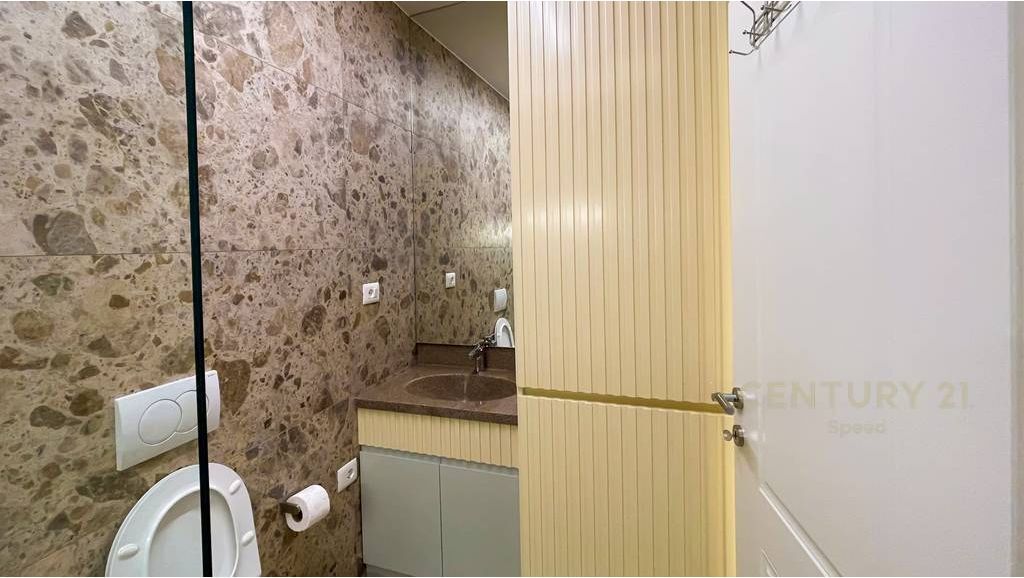 APARTAMENT 2+1 PËR SHITJE ME PAMJE NGA DETI – DY NJËSI FUNKSIONALE