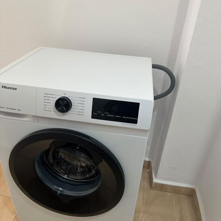 Apartament 3+1 i mobiluar me qira te Rruga Selman Riza, me verandë