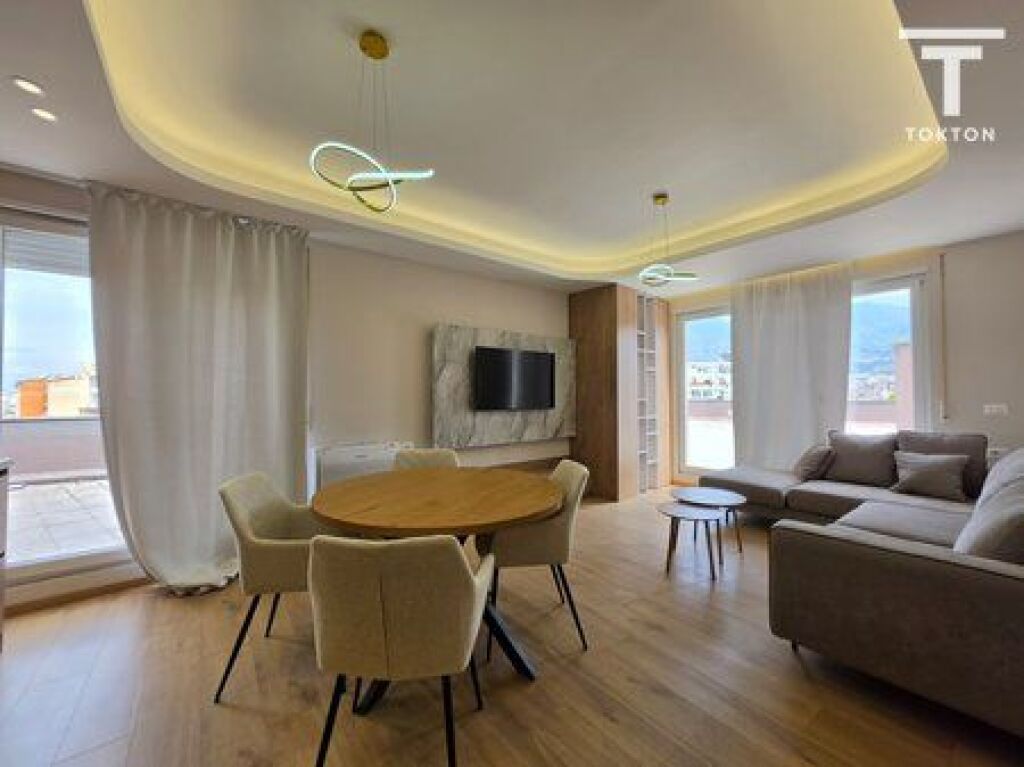 IN VENDITA, APPARTAMENTO 2+1+2 CON VERANDA + 2 POSTI AUTO, BRRYLI, TIRANA