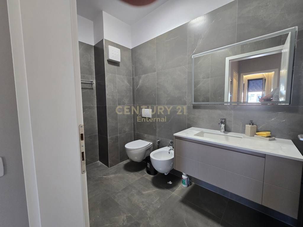 Apartament 1+1+ parkim te Liqeni I Thate