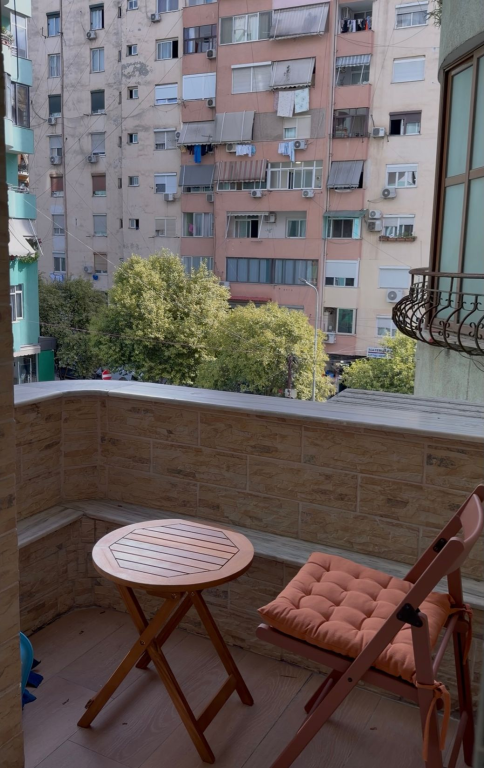 Shitet apartament 1+1 në Komunën e Parisit.