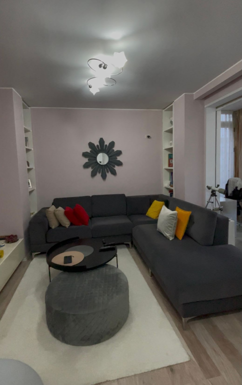 Shitet apartament 2+1+2 me verandë, pranë Kristal Center, Tiranë.