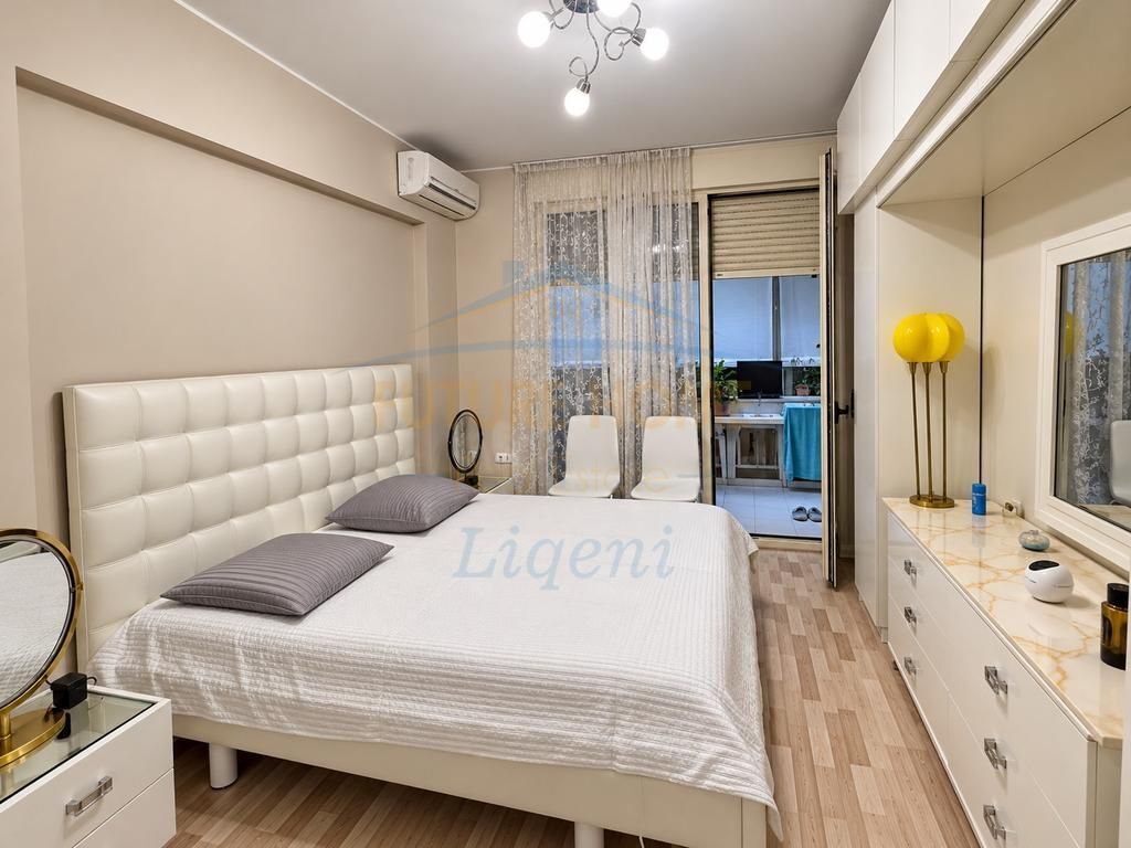Shitet,Apartament 2+1+2,Kristal Center, Tirane