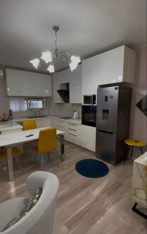 Shitet apartament 2+1+2 me verandë, pranë Kristal Center, Tiranë.