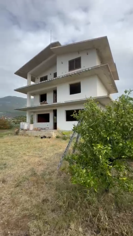 🔥MUNDËSI INVESTIMI🔥VILË 3-KATËSHE ME 2,000 m² TOKË–SHKOZË🏡