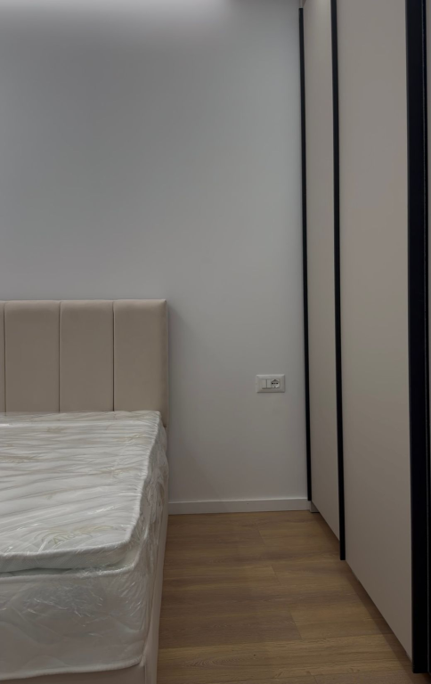Shitet apartament 1+1 në Komunën e Parisit.