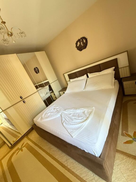 Apartament 2+1 me qira te Xhamlliku, pranë Sheshit Shtraus – 550 €