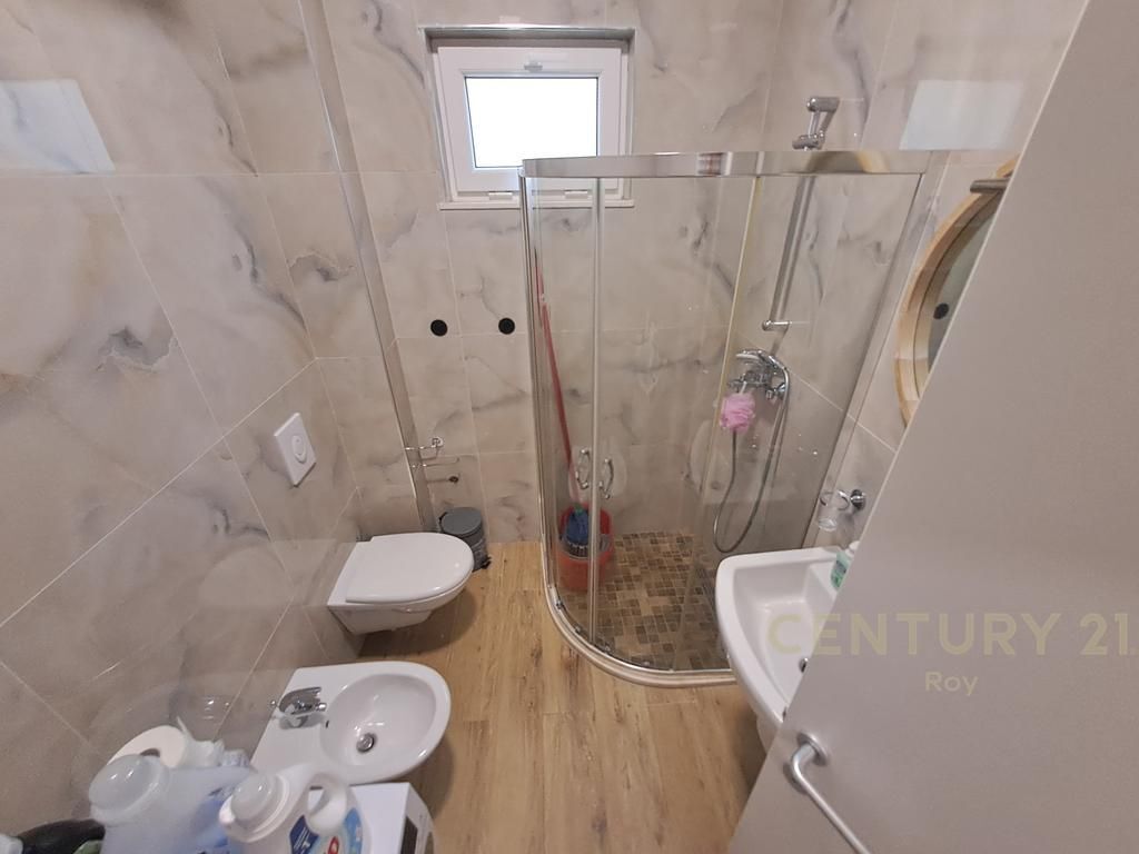 Vilë me Pishinë Për Shitje në Qerret, Durrës !!