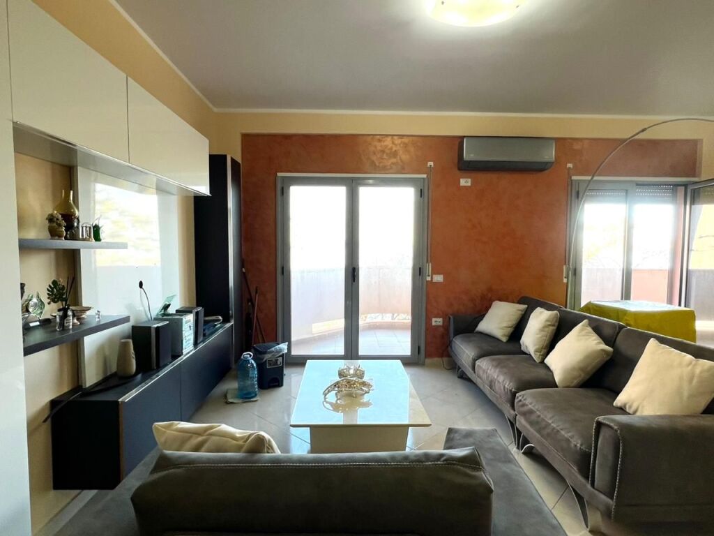 APARTAMENT 2+1 ME FULL PAMJE DETI ME QERA AFATGJATE - LUNGOMARE, VLORE