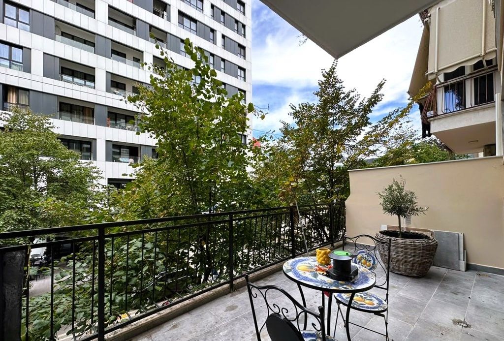 Zyre Per Qira Prane Square21!