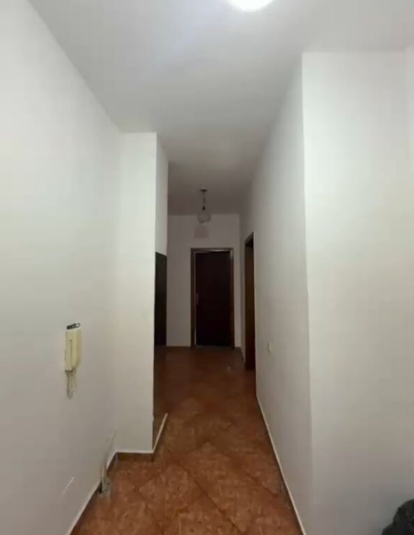 Jepet me qera Apartamenti 2+1+2, tek Shkolla e Bashkuar prane Konvikteve te Mjeksise 420 mije leke te vjetra