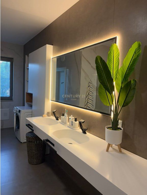 Penthouse me qira ne Lungomare, Vlore