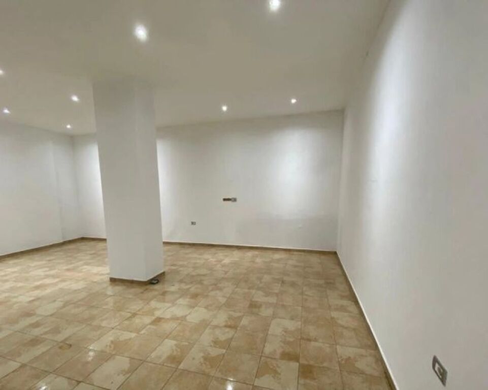 Jepet ambient biznesi me qira tek Pallatet Cabej , Yzberisht .   
