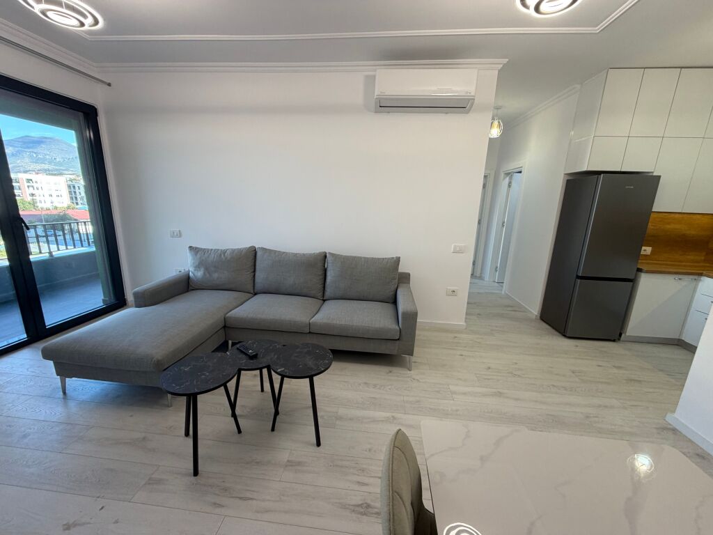 🏡 AFFITTASI APPARTAMENTO 2+1 A 5 MAJI  📍 2° piano, edificio nuovo con ascensore. 🚿 2 bagni 🚗 Parcheggio incluso  💰 Prezzo: 65.000 lek/mese   