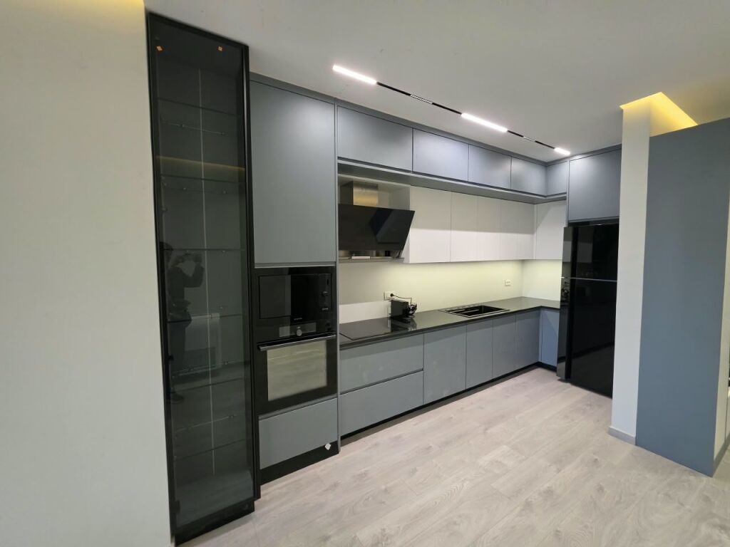 🏡 APPARTAMENTO 2+1 + CAMERA ARMADIO + PARCHEGGIO IN AFFITTO 🏡  📍 Indirizzo: Don Bosko, vicino a Vizion Plus💰 Prezzo: 120.000 lekë/mese