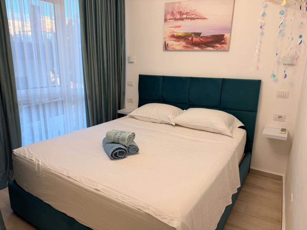 Apartament 1+1 vije e pare me detin tek Shkëmbi i Kavajës. Orientim nga lindja.