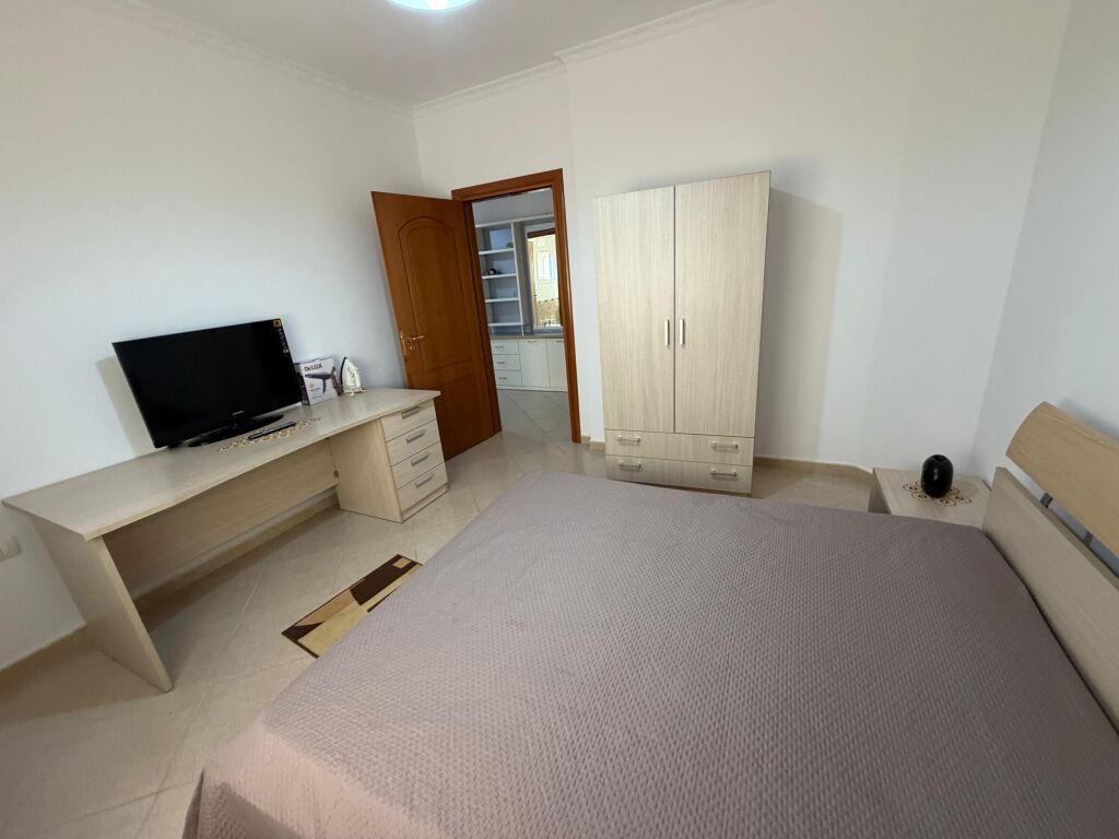 🏡 APARTAMENT ME QIRA – LUNGOMARE, VLORË