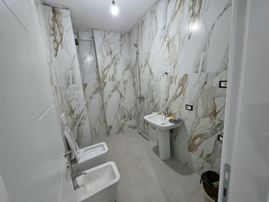 🏡 JEPEN ME QIRA 2 APARTAMENTE 3+1+2 – BULEVARDI I RI  📍 Adresa: Në kryqëzimin e Bulevardit të Ri me Rrugën “Jordan Misja”💰 Çmimi: 80.000 lekë/muaj për apartament