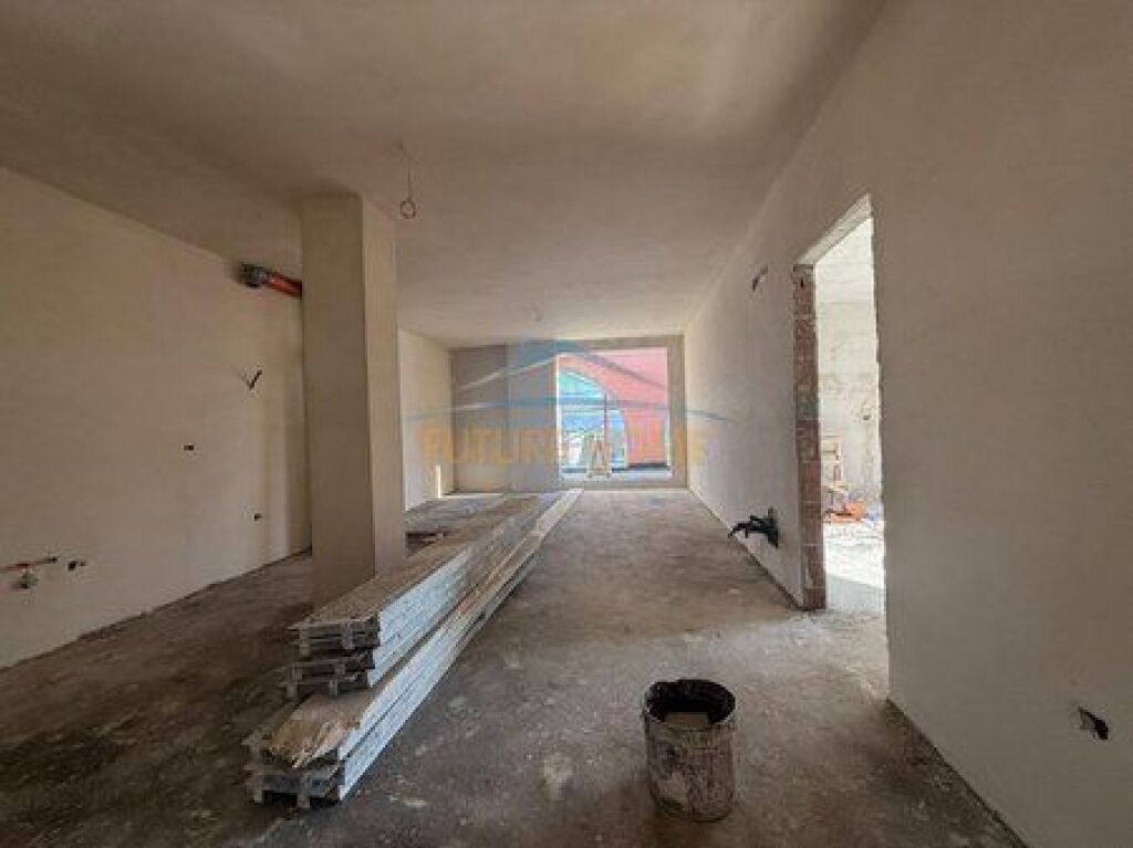 Shitet, Penthouse 4+1+3, Komuna e Parisit