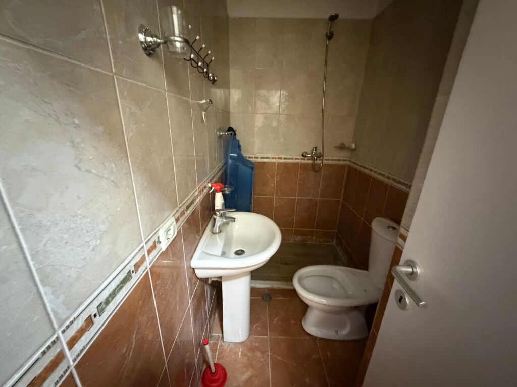 2+1, te nela 6 yzberisht, 550 mije leke