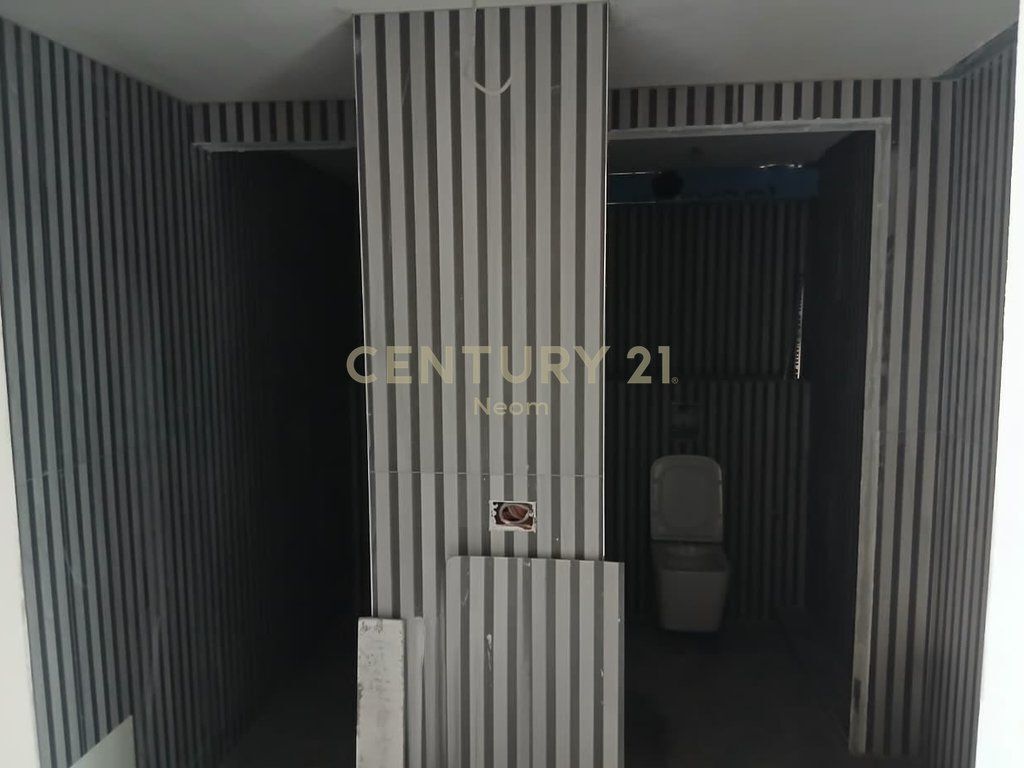 AMBIENT BIZNESI ME QIRA, 135M2 - ZOGU I ZI