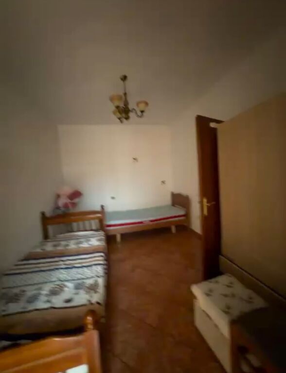 Jepet me qera Apartamenti 2+1+2, tek Shkolla e Bashkuar prane Konvikteve te Mjeksise 420 mije leke te vjetra