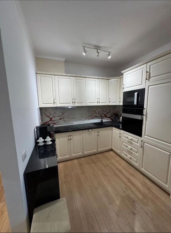Shitet apartament 2+1 tek Rruga Sali Butka , ish Parku i Autobusave , Square 21 , Kompleksi Delijorgji , Pallati me Shigjeta , Rruga e Kavajes , 21 Dhjetori .