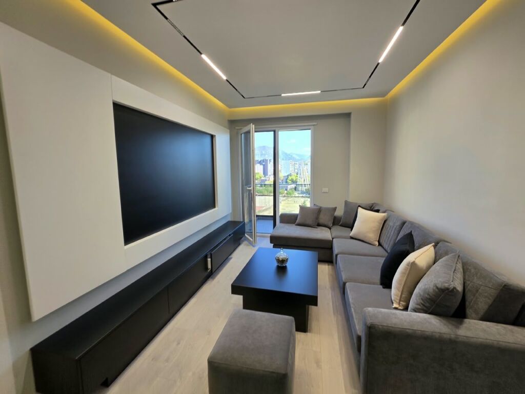 🏡 APPARTAMENTO 2+1 + CAMERA ARMADIO + PARCHEGGIO IN AFFITTO 🏡  📍 Indirizzo: Don Bosko, vicino a Vizion Plus💰 Prezzo: 120.000 lekë/mese