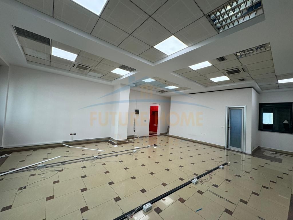 Jepet me qera, ambient biznesi, Galeria, Rruga e Barrikadave.