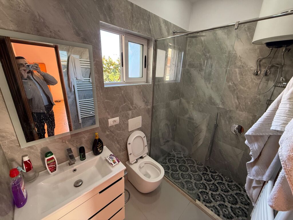 📣 QERA Apartament 2+1 Me Kuzhine Me Vete Dhe Verande 📍 Misto Mame, Prane Hotel 7777 🛣️ Rruga “Besim Alla” ✨     💶 Cmimi 50.000 Leke/Muaj