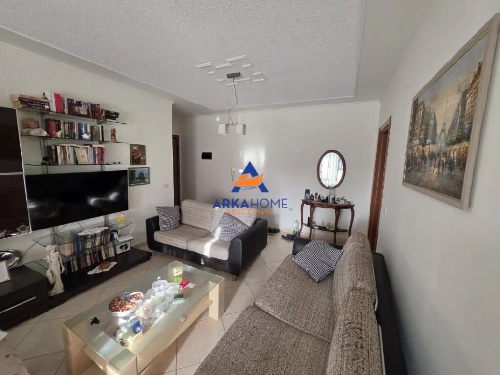 JEPET ME QERA APARTMENT+POST PARKIMI PER ZYRA "TE STADIUMI AIR ALBANIA" 2000 EURO