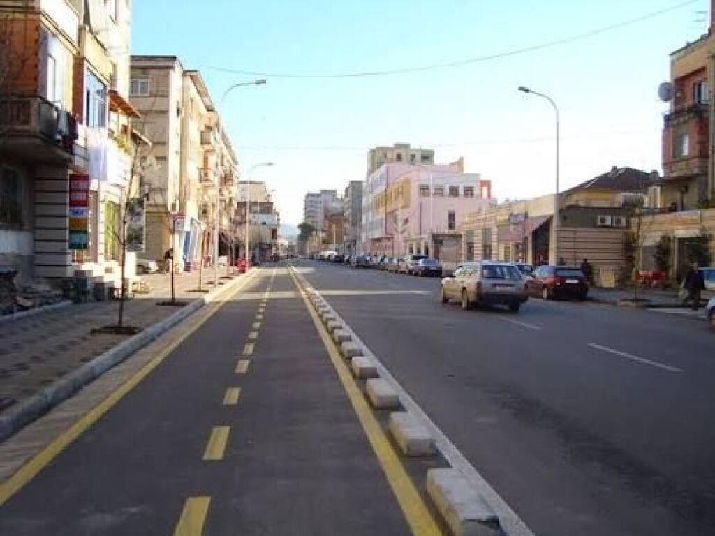 Jepet me qera, ambient biznesi, Galeria, Rruga e Barrikadave.