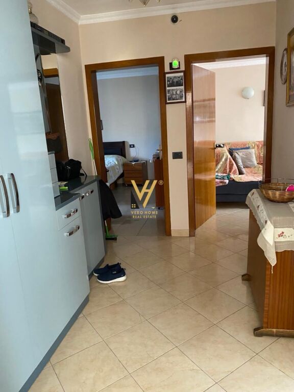 JEPET APARTAMENT 1+1 ME QIRA TE RRUGA FORTUZI 65.000 LEKE