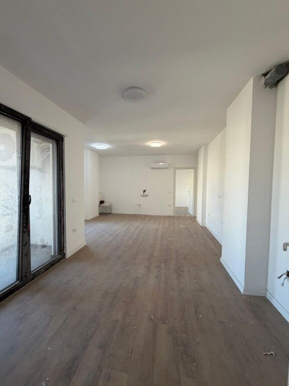 ZYRE ME QERA 93 M2 KOMUNA E PARISIT 100.000 LEKE  FH-97758