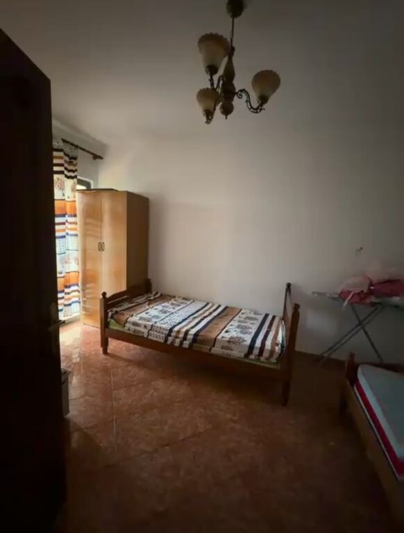 Jepet me qera Apartamenti 2+1+2, tek Shkolla e Bashkuar prane Konvikteve te Mjeksise 420 mije leke te vjetra