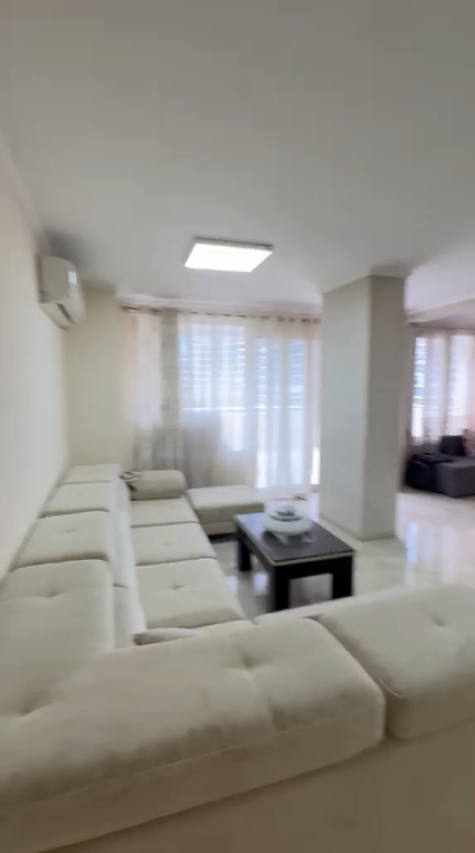 🏢 Ambient zyre me qira – Përballë Liqenit Artificial &amp; Lake View